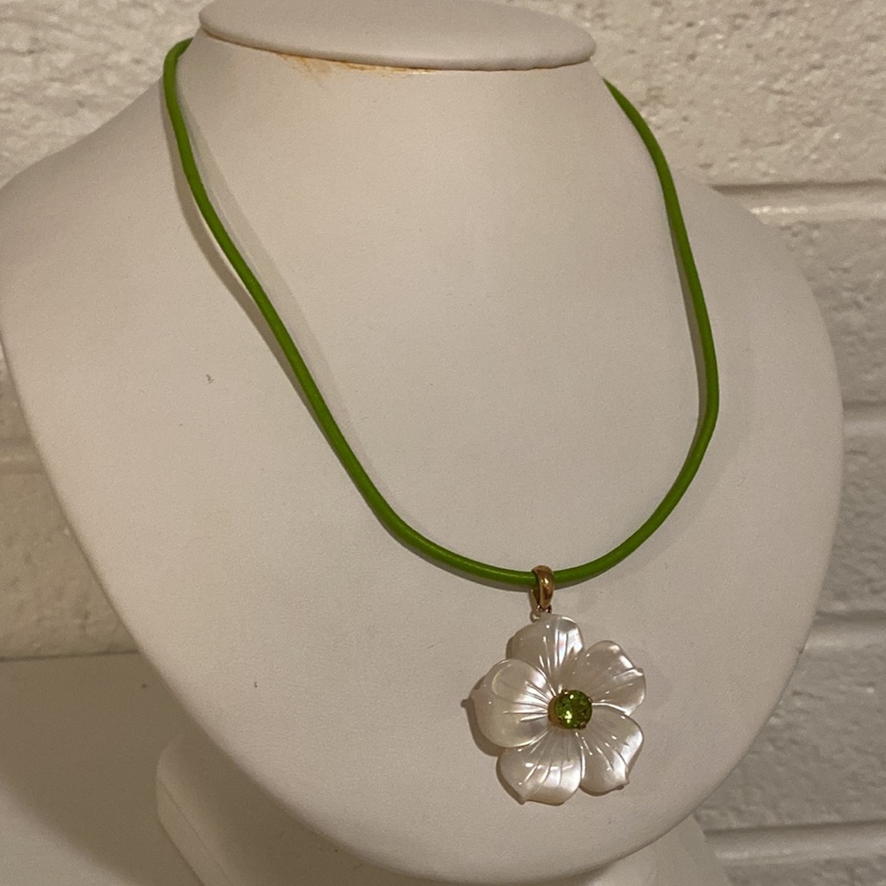 MOP Flower with Peridot Necklace